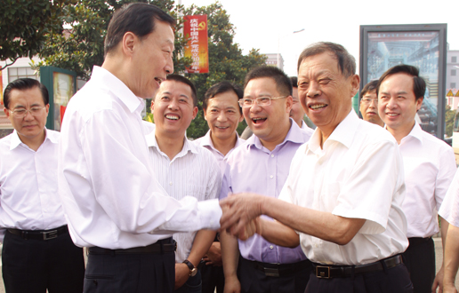 In June, 2011, Luo Zhijun, the provincial party committee secretary of Jiangsu Province, accompanied by chairman Li Liangbao, inspects our company.